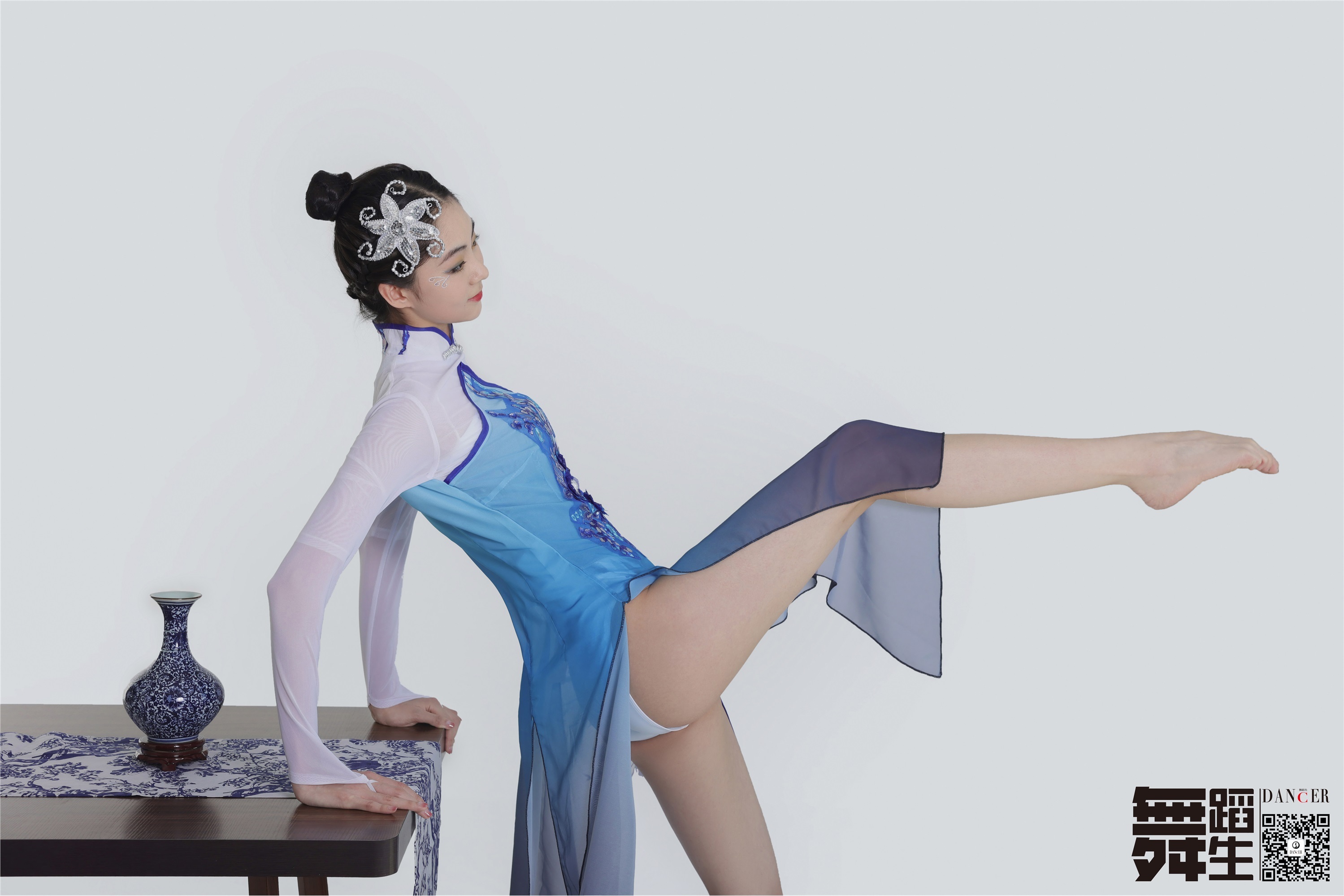 GALLI GALLI Dance Diary 104 - Blue and white porcelain Han Yutong